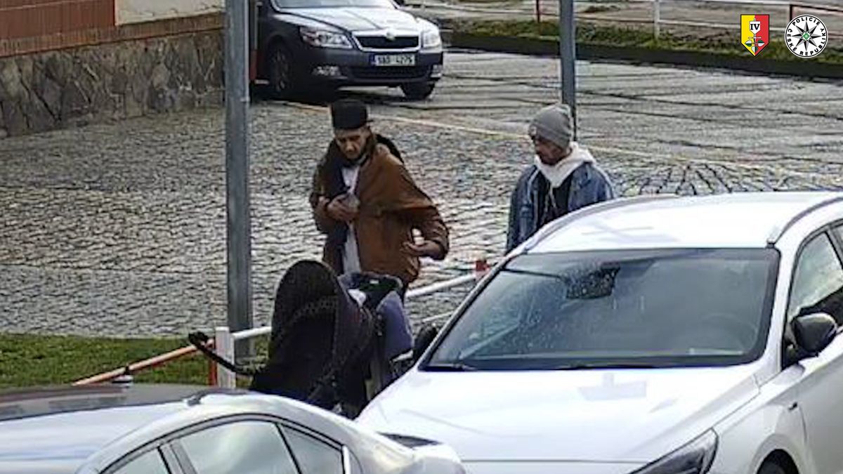 Matka v Praze u věznice honila dítě, z kočárku jí mezitím sebrali peníze